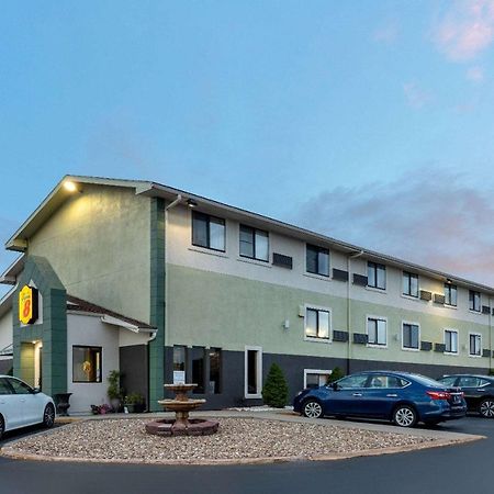 Super 8 By Wyndham Kansas City At Barry Road/Airport Exterior photo