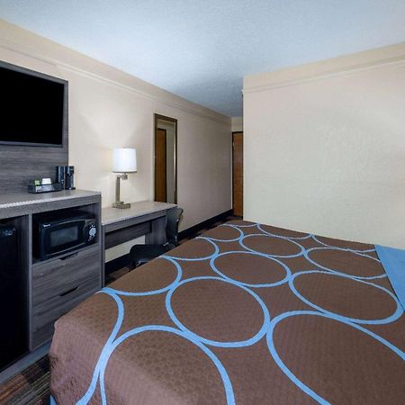Super 8 By Wyndham Kansas City At Barry Road/Airport Exterior photo
