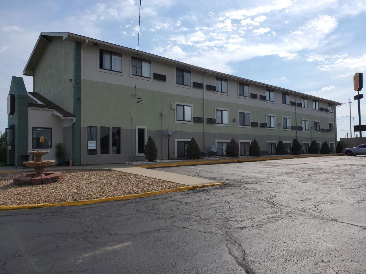 Super 8 By Wyndham Kansas City At Barry Road/Airport Exterior photo