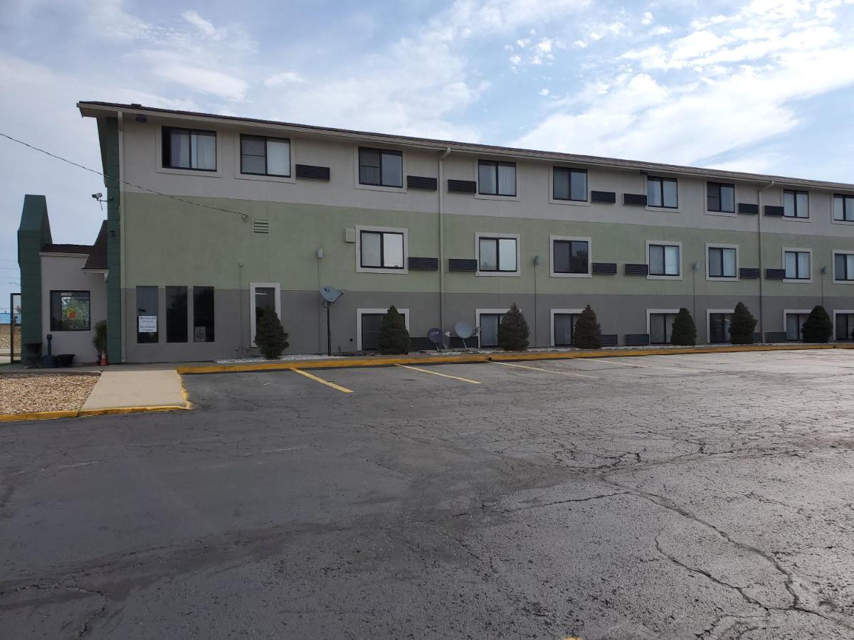 Super 8 By Wyndham Kansas City At Barry Road/Airport Exterior photo
