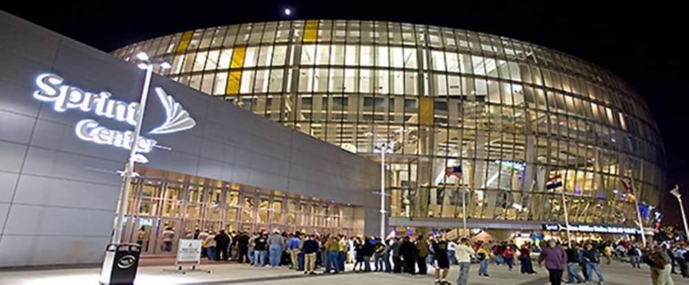 Super 8 By Wyndham Kansas City At Barry Road/Airport Exterior photo