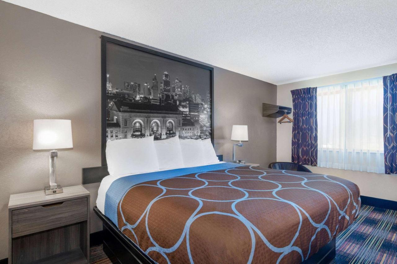 Super 8 By Wyndham Kansas City At Barry Road/Airport Exterior photo