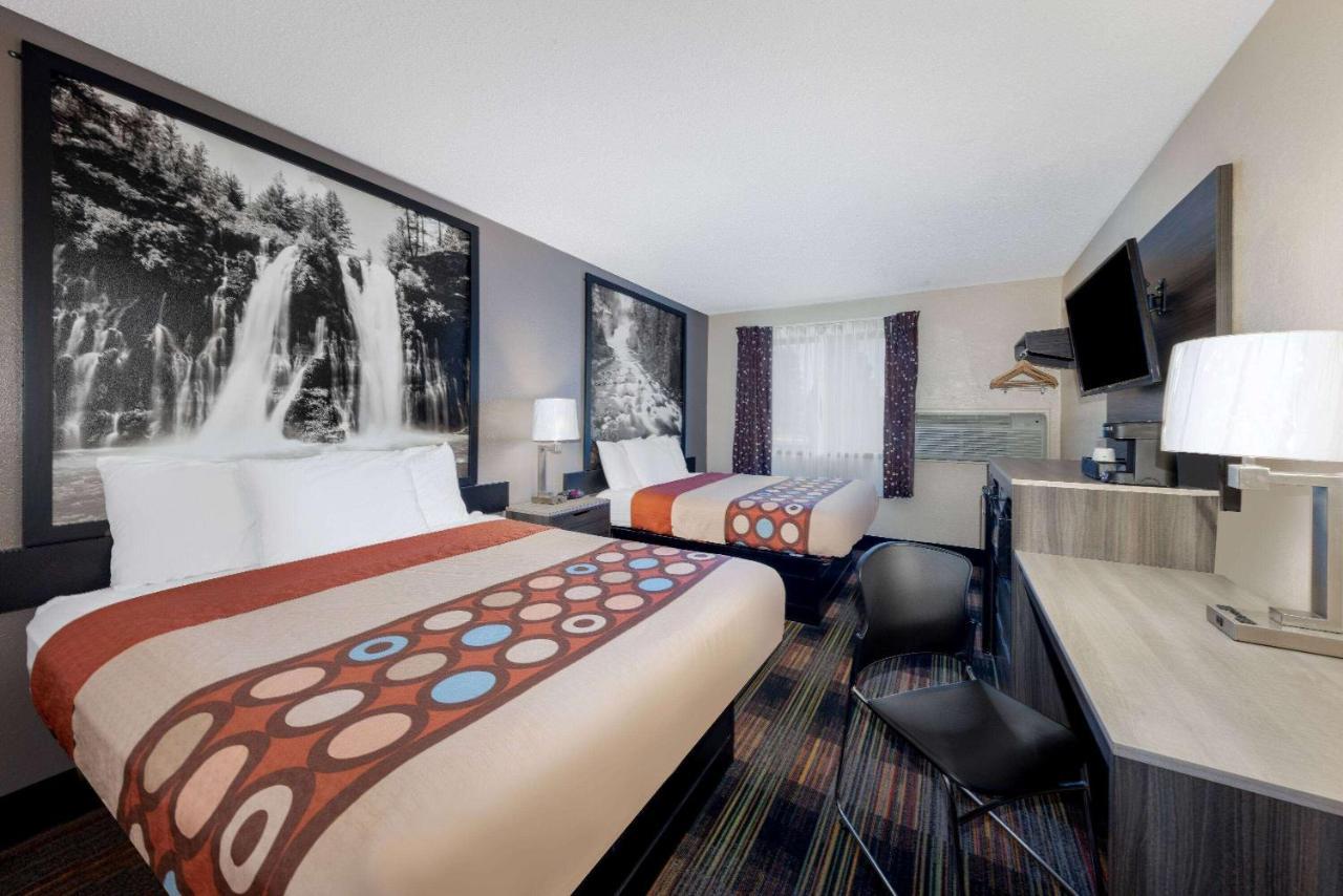 Super 8 By Wyndham Kansas City At Barry Road/Airport Exterior photo