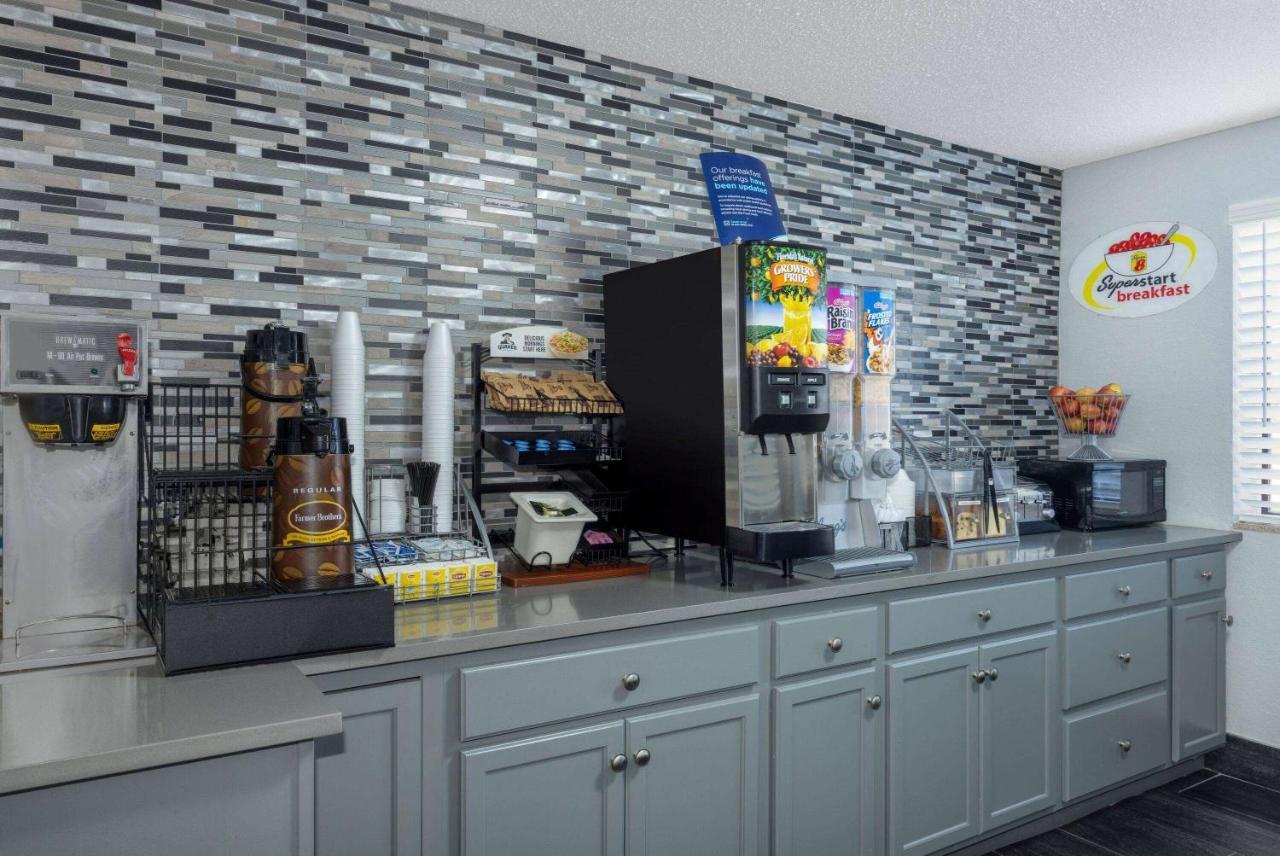 Super 8 By Wyndham Kansas City At Barry Road/Airport Exterior photo