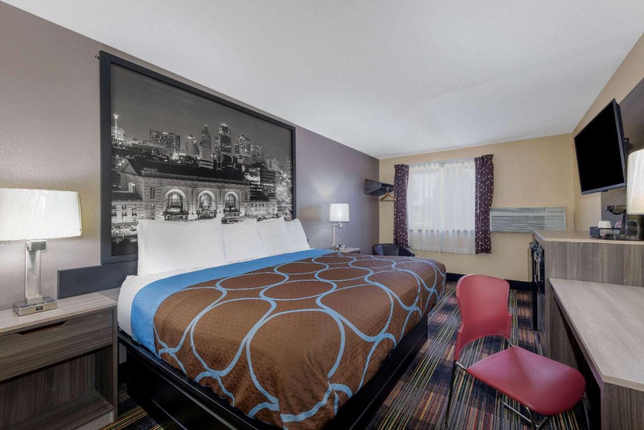 Super 8 By Wyndham Kansas City At Barry Road/Airport Exterior photo