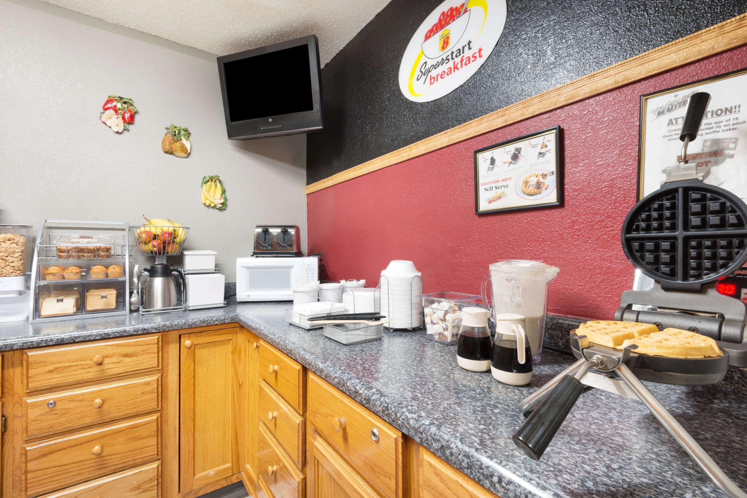 Super 8 By Wyndham Kansas City At Barry Road/Airport Exterior photo