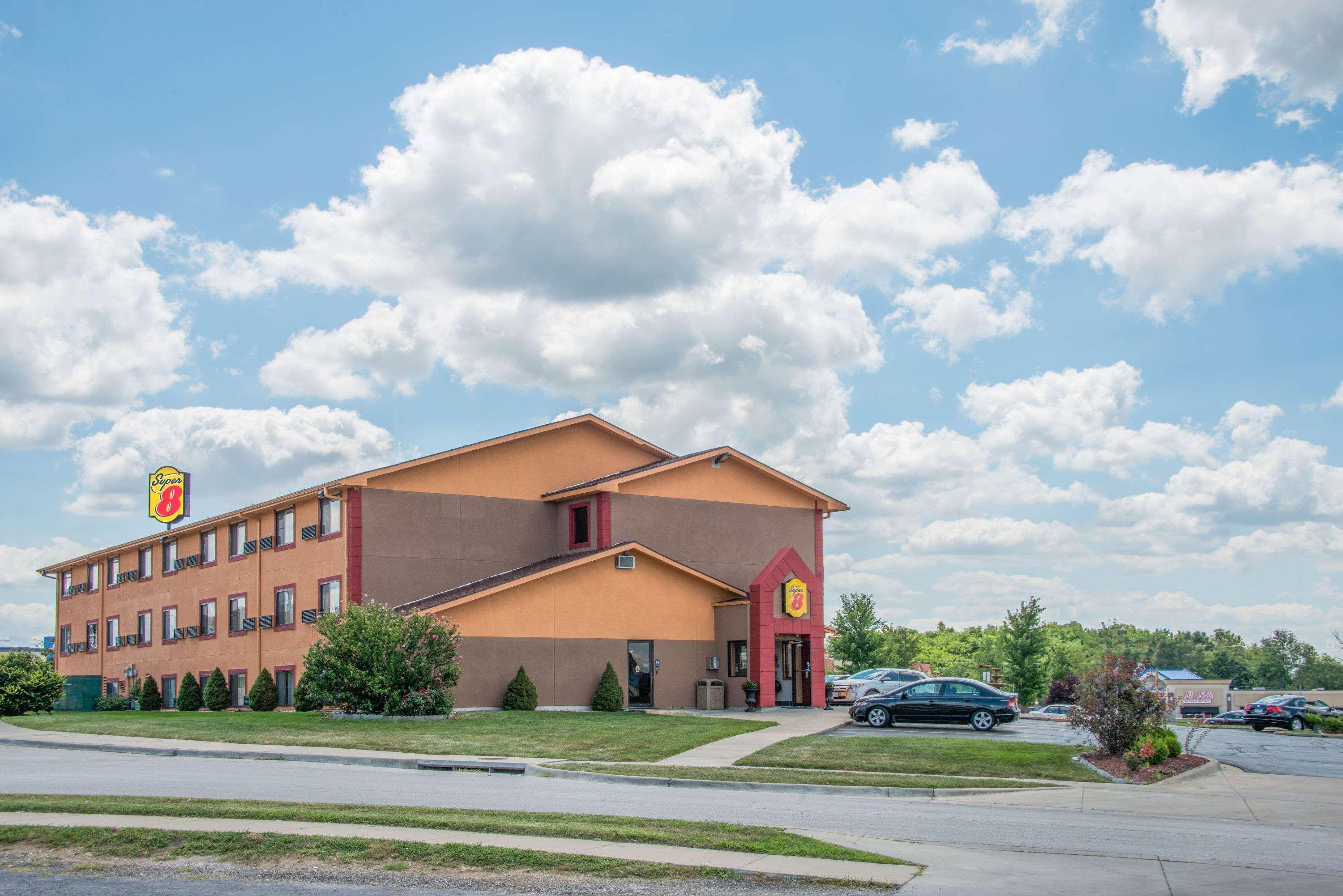 Super 8 By Wyndham Kansas City At Barry Road/Airport Exterior photo