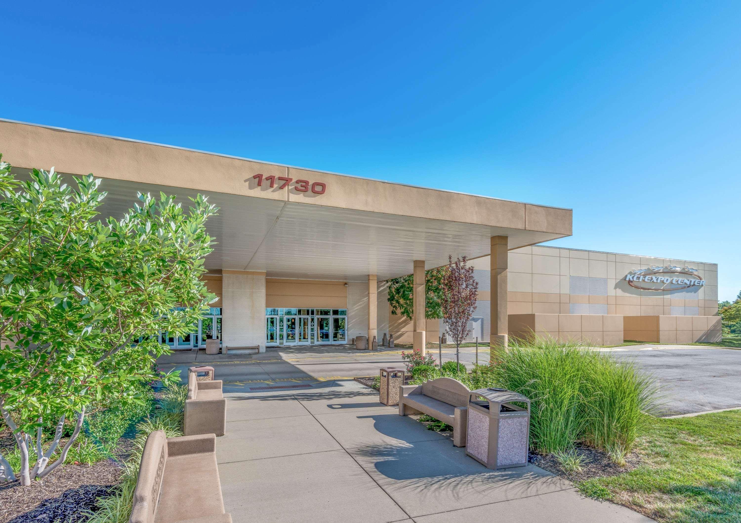 Super 8 By Wyndham Kansas City At Barry Road/Airport Exterior photo