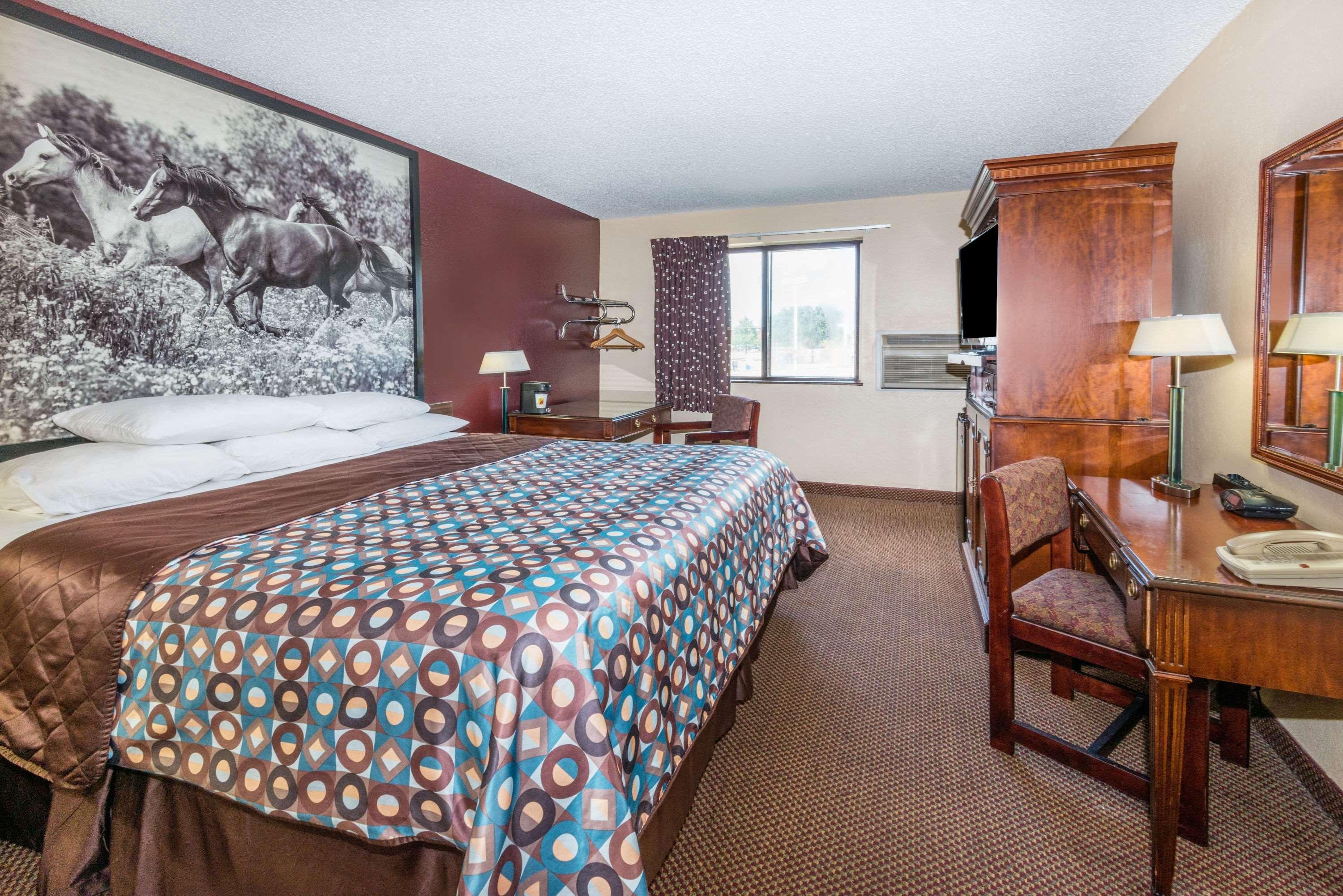 Super 8 By Wyndham Kansas City At Barry Road/Airport Exterior photo