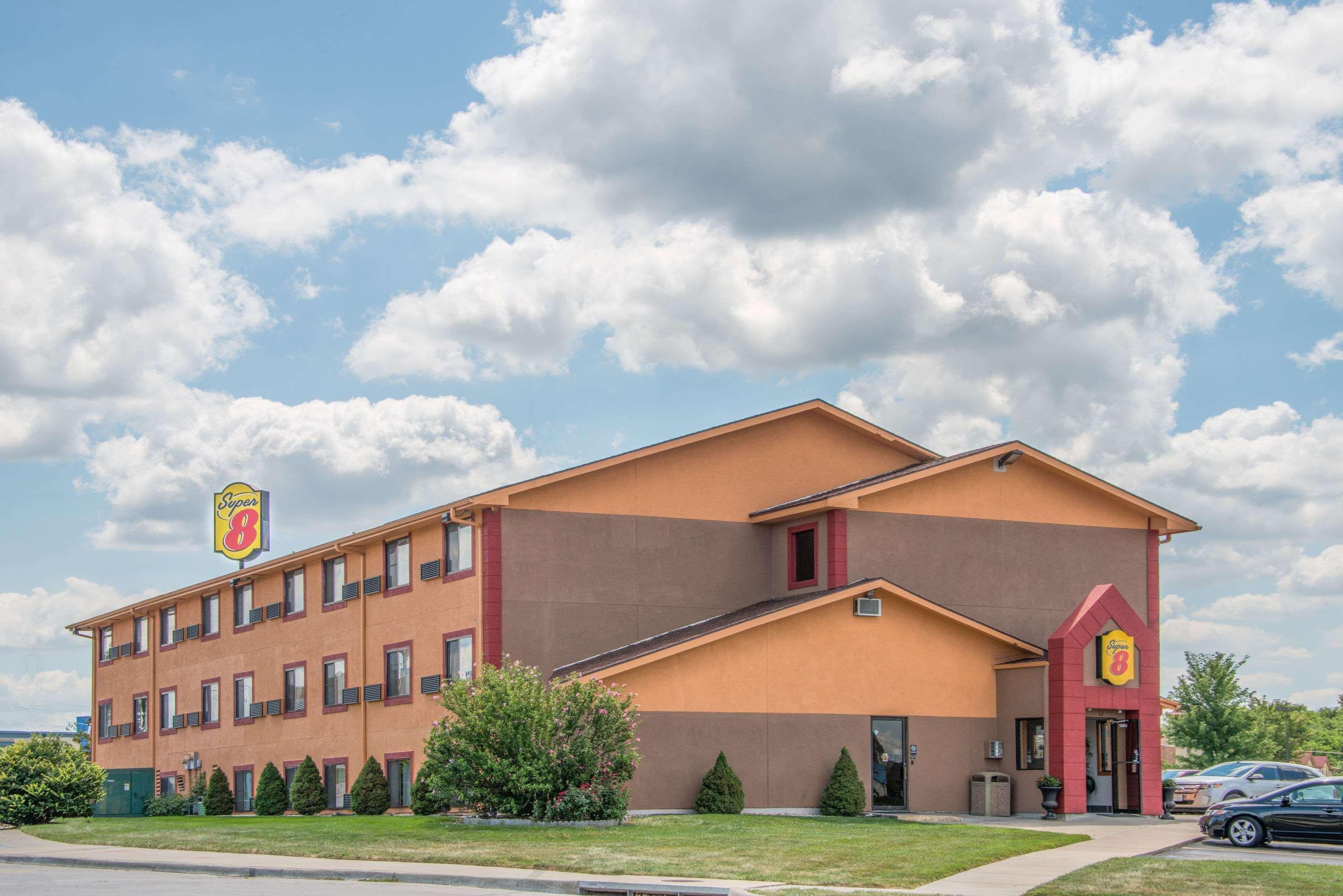Super 8 By Wyndham Kansas City At Barry Road/Airport Exterior photo