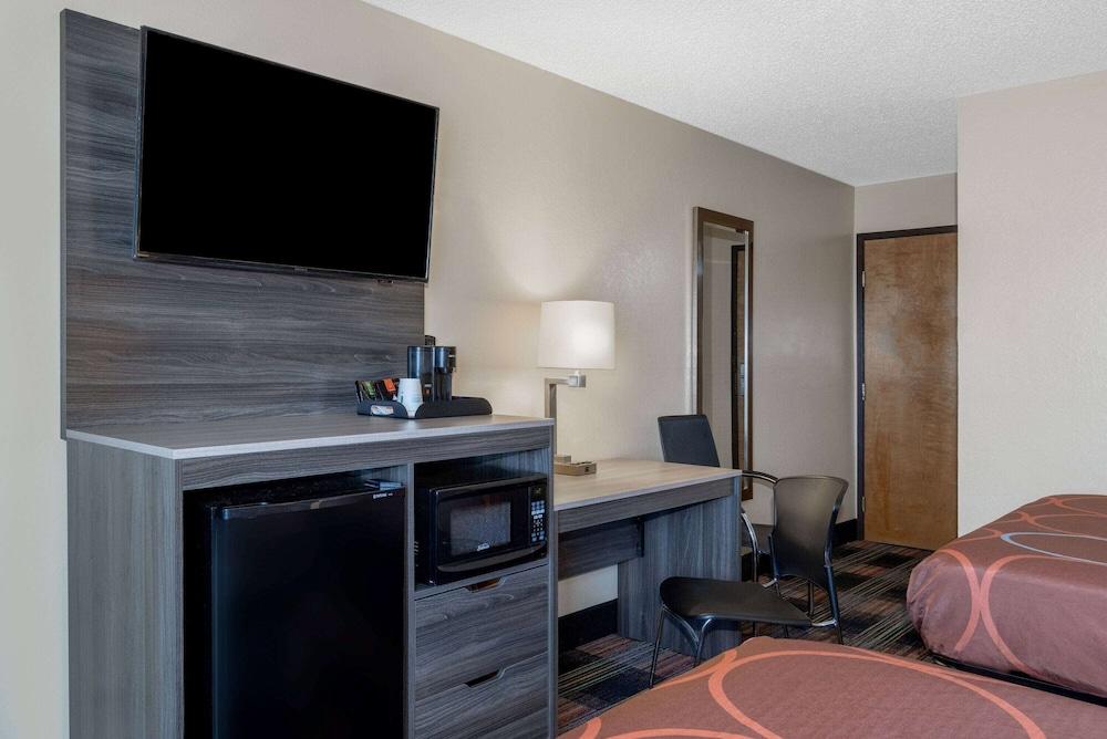 Super 8 By Wyndham Kansas City At Barry Road/Airport Exterior photo