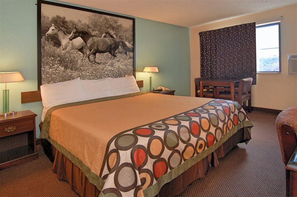 Super 8 By Wyndham Kansas City At Barry Road/Airport Exterior photo