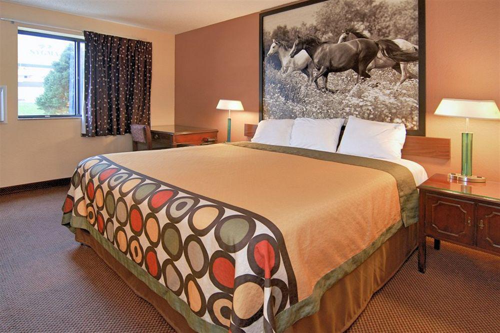 Super 8 By Wyndham Kansas City At Barry Road/Airport Exterior photo